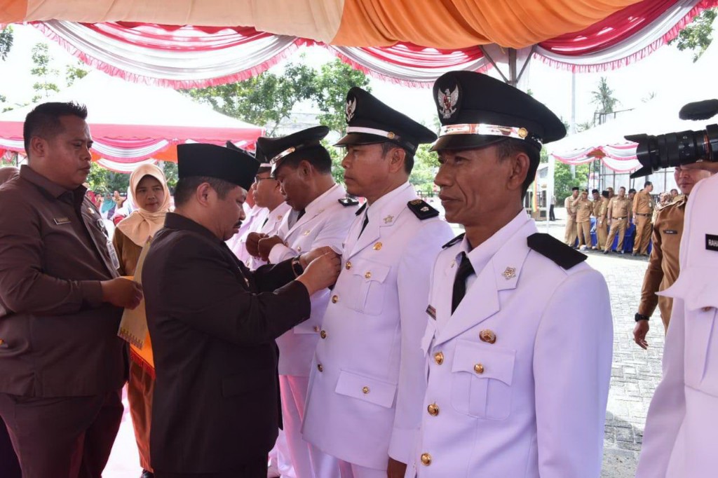 Bupati Bengkalis memasang tanda jabatan saat melantik 11 Kades Kecamatan Bengkalis dan Bantan